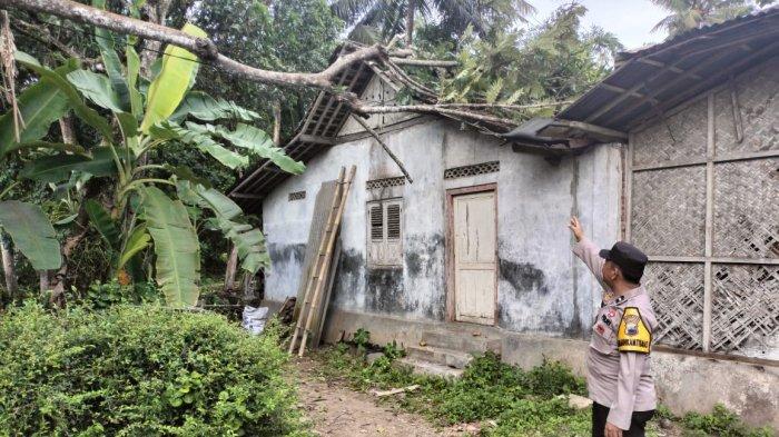 Nasib Warga yang Rumahnya Tertimpa Pohon di Kuwarasan Kebumen, Atap Rusak