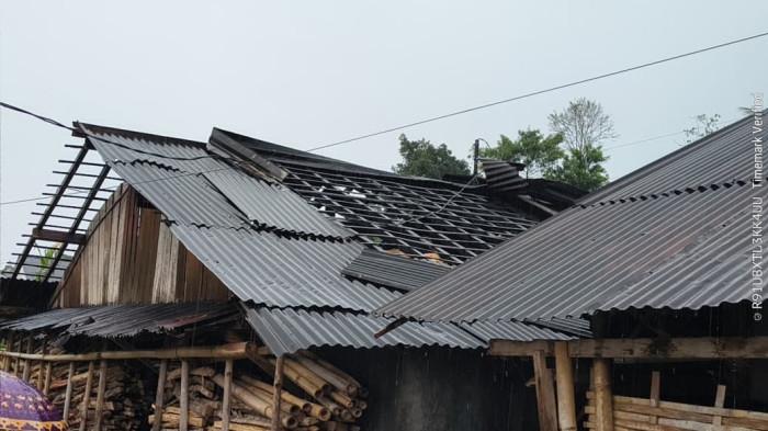 ANGIN PUTING BELIUNG - Kondisi rumah warga di Desa Kebrengan, Kecamatan Mojotengah, Kabupaten Wonosobo yang dilanda angin puting beliung, pada Kamis (4/12/2025) siang. Total 34 rumah dilaporkan rusak akibat kejadian ini.