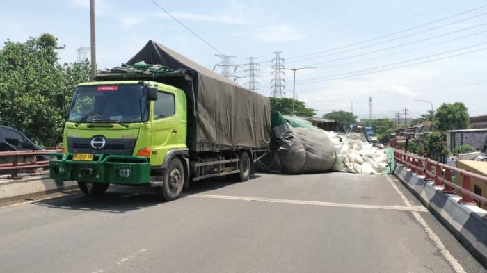 Truk Gandeng Terguling di Arteri Yos Sudarso Saat Lintasi Jalan Berlubang