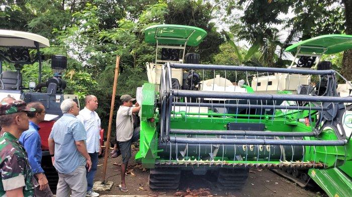 PEMBERIAN ALAT PERTANIAN - Bupati Banyumas, Sadewo Tri Lastiono saat memberikan bantuan alat dan mesin pertanian (alsintan) kepada 29 kelompok tani, gabungan kelompok tani (gapoktan), dan Usaha Pelayanan Jasa Alsintan (UPJA), Minggu (6/7/2025). Hal ini sebagai upaya mewujudkan swasembada pangan di Banyumas.
