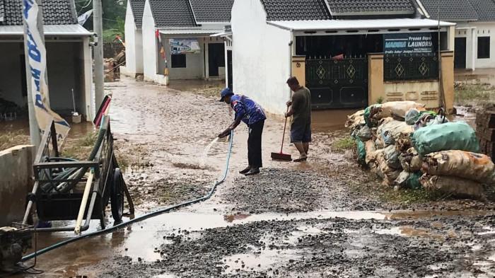 BERSIH-BERSIH - Warga Perumahan Subsidi Griya Nagita, Desa Cepagan, Kecamatan Warungasem, Kabupaten Batang, membersihkan sisa banjir setinggi sekitar 2,5 meter yang merendam rumah mereka.