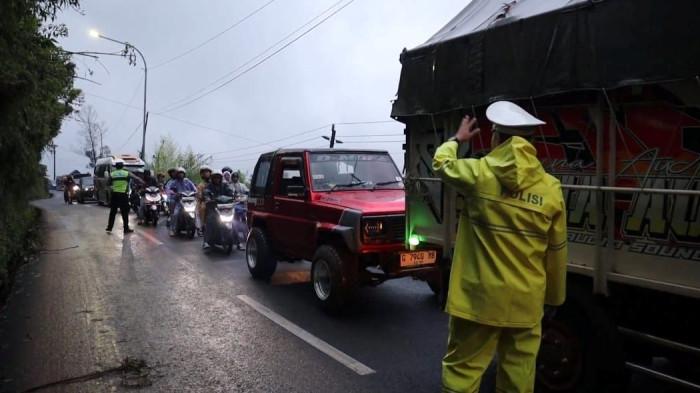 bersihkan tanah longsor-dieng