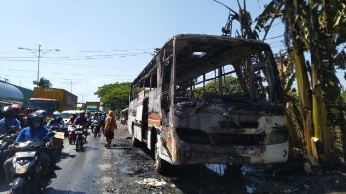 Bus Karyawan Terparkir di Depan Pengadilan Agama Kendal Terbakar, Tiba-tiba Muncul Asap Diikuti Api