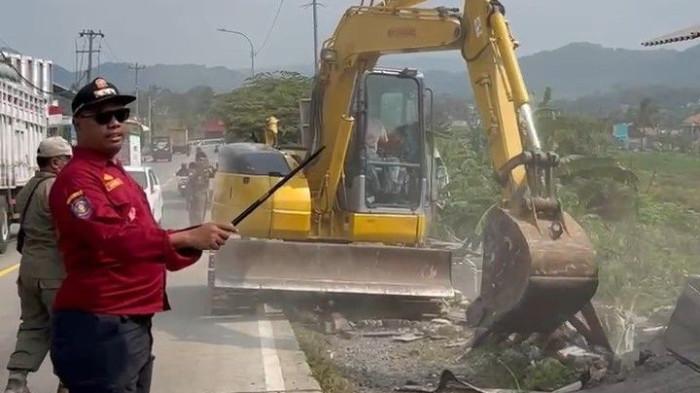 Dianggap Liar, Satpol PP Brebes Ratakan 8 Bangunan di Jalan Lingkar Utara Bumiayu-Purwokerto