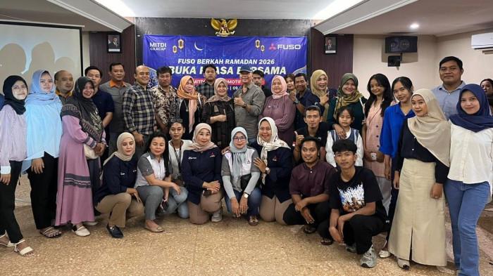 FOTO BERSAMA - PT Mitdi Teja Otomotif Cilacap berkomitmen menekan angka waktu henti kendaraan operasional konsumen melalui program Zero Down Time. Komitmen ini ditegaskan dalam ajang silaturahmi 