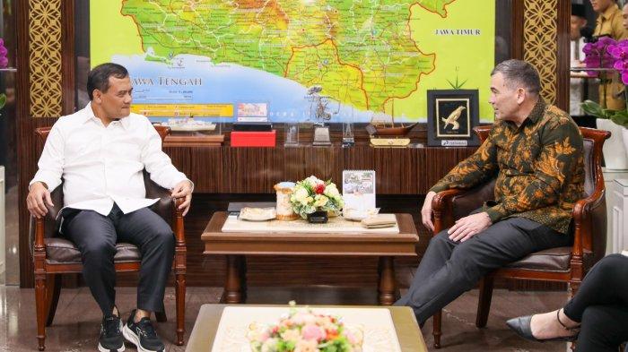 Gaya Gubernur Jateng Ahmad Luthfi, Sneakers dan Kemeja Putih
