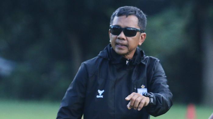 PIMPIN LATIHAN - Jafri Sastra ketika memberikan arahan dalam latihan PSIS Semarang di Lapangan Arhanud Semarang.