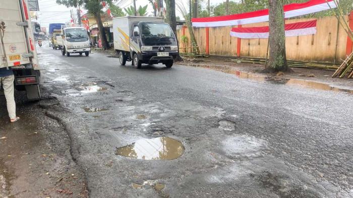 Sering Lihat Kecelakaan hingga Tolong Korban, Anto Nekat Cor Sendiri Jalan Padamara Purbalingga