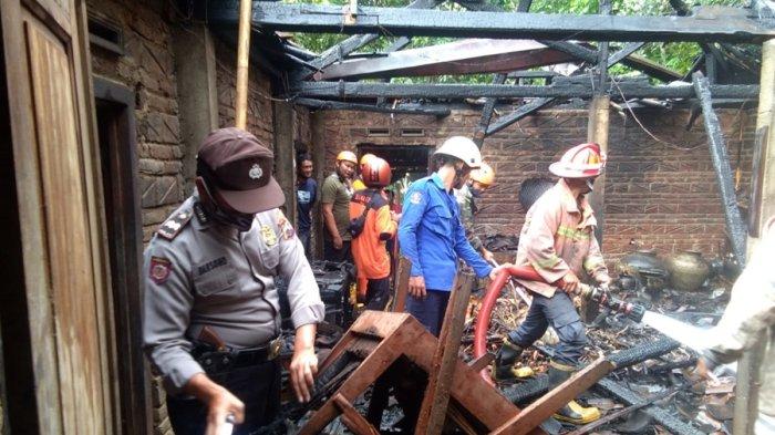 Minto Pukul Kentongan Panggil Warga Sekitar, Bagian Dapur Rumah Terbakar di Mojogedang Karanganyar