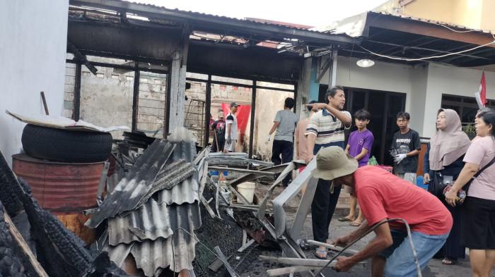 Galuh Lemas Bersihkan Rumahnya yang Sudah Jadi Arang, Saat Kejadian Tengah Berada di Pasar