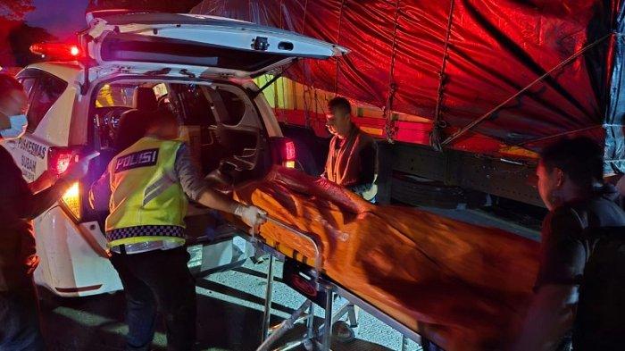 Truk Towing Tabrak Tronton di Jalan Pantura Batang di Subah, Sopir Tewas