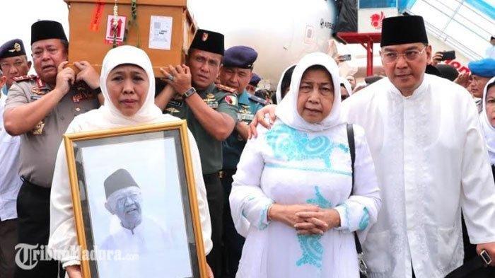 Lantunan Tahlil Sambut Kedatangan Jenazah Gus Sholah, Khofifah Tak Kuasa Tahan Isak Tangis