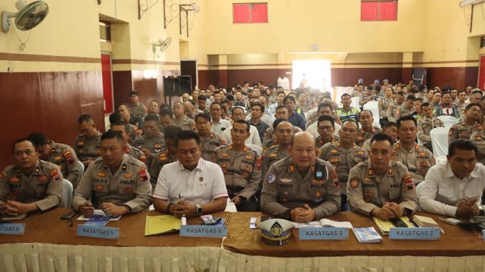 KOORDINASI PENGAMANAN MUDIK - Sejumlah personel Polres Wonosobo mengikuti kegiatan Latihan Pra Operasi (Lat Pra Ops) Operasi Ketupat 2026 di Gedung Serbaguna Polres Wonosobo, Kamis (12/3/2026). Kegiatan ini digelar untuk menyamakan persepsi serta mematangkan kesiapan personel dalam pengamanan arus mudik, arus balik, dan aktivitas masyarakat selama libur Lebaran.