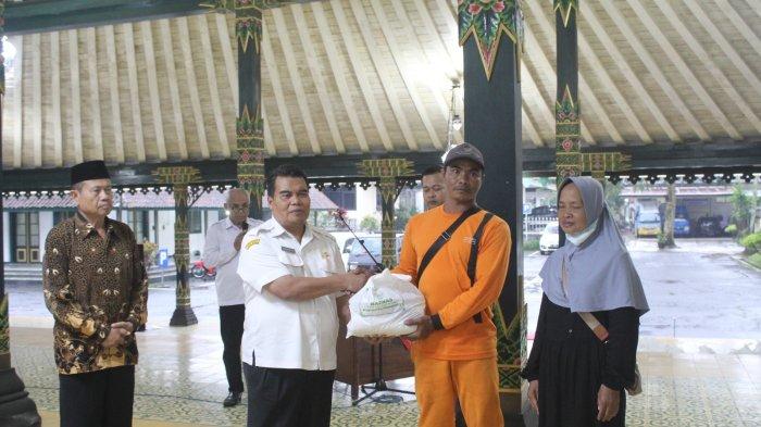 Baznas Wonosobo Tasyarufkan Zakat kepada Petugas Kebersihan dan Buruh Gendong