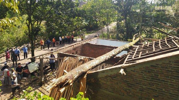 Angin Ribut Rusak 32 Rumah di Boja Kendal. Supartinah: Lari ke Kanan atau ke Kiri Ada Pohon Tumbang