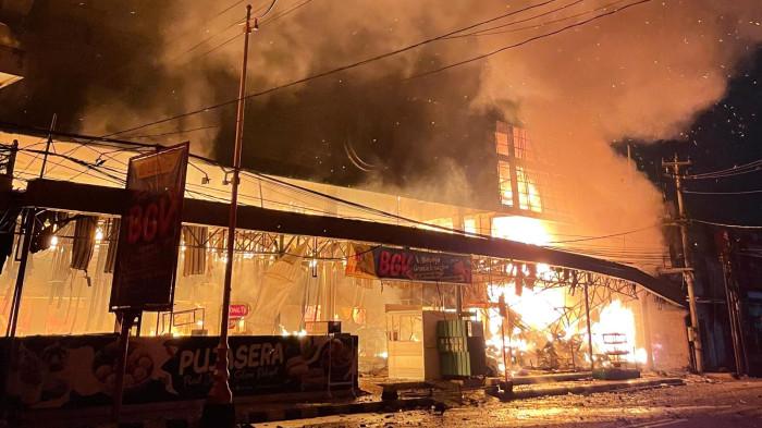 RITA PASARAYA CILACAP TERBAKAR - Kobaran api terlihat menjulang tinggi saat kebakaran melanda Rita Pasaraya Cilacap, Senin (2/2/2026) malam, petugas pemadam kebakaran masih berjibaku melakukan pemadaman. 