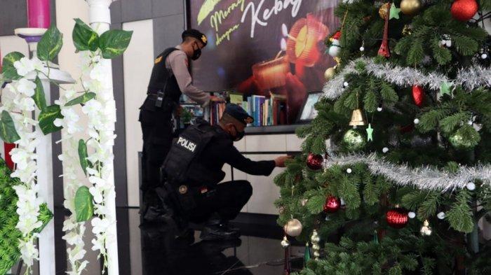 Petugas kepolisian dari Polres Banjarnegara dan Brimob Polda Jateng melakukan sterilisasi gereja yang akan dipakai untuk perayaan Natal di Banjarnegara, Jum'at (24//12/2021).