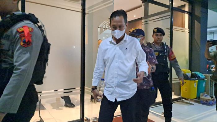 KENA OTT CILACAP - Bupati Cilacap, Syamsul Aulia Rachman, saat keluar dari Gedung Satreskrim Polresta Banyumas setelah menjalani pemeriksaan selama sekitar lima jam, Jumat (13/3/2026) malam. 
Ia kemudian langsung diberangkatkan menuju Jakarta melalui Stasiun Purwokerto menggunakan Kereta Api (KA) Purwojaya relasi Purwokerto - Gambir.