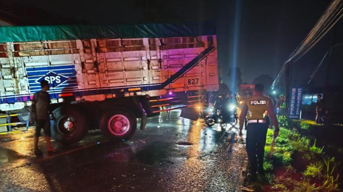 Truk Tronton Hindari Sepeda Motor, Malah Tabrak Tembok hingga Melintang di Jalur Tegal-Purwokerto