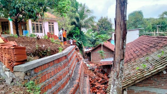 Talud Runtuh Nyaris Timpa Rumah di Poncowarno Kebumen