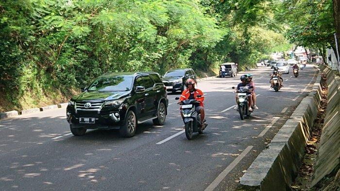 RAMAI - Sejumlah kendaraan melintas di Tanjakan Gombel Kota Semarang, Selasa (1/4/2025). Beberapa kendaraan bernomor polisi luar wilayah Jateng mengalami mati mesin saat melintasi tanjakan tersebut.
