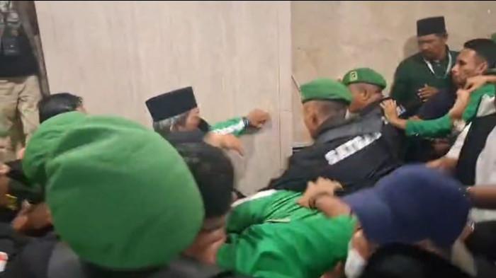 terjadi adu jotos-ppp