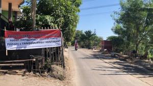 02082025-spanduk-protes-polusi-udara-dampak-tol-semarang-demak-di-jalur-pantai-morosari-demak.jpg