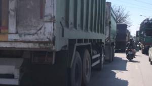 02082025-truk-pengangkut-tanah-uruk-Tol-Semarang-Demak-dilarang-masuk-purwosari.jpg