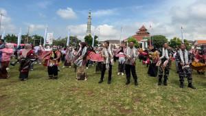 02102025-bupati-cilacap-dan-opd-dalam-tari-kolosal-batik-di-hari-batik-cilacap.jpg