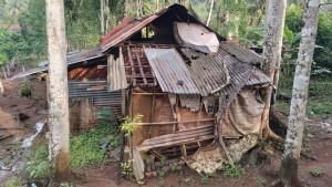 02102025-gubuk-reyot-tempat-tinggal-lansia-warga-desa-bangsa-kebasen-banyumas.jpg