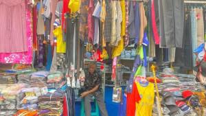 02102025-pedagang-pakaian-pasar-segamas-purbalingga.jpg