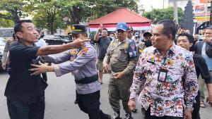05082025-ricuh-massa-penggalangan-donasi-pati-dan-plt-sekda-pati.jpg