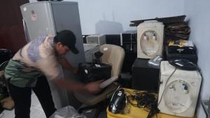 05092025-warga-kembalikan-barang-jarahan-pemkot-pekalongan.jpg