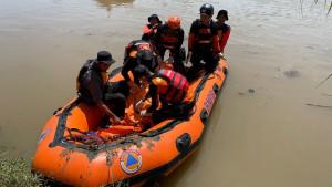 06082025-tim-SAR-gabungan-evakuasi-korban-banjir-bandang-sungai-klawing.jpg