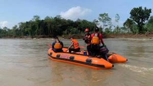 06082025-tim-sar-gabungan-cari-korban-banjir-bandang-sungai-klawing.jpg