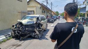 06102025-mobil-Honda-CRV-kecelakaan-di-jalan-pantura-tegal.jpg