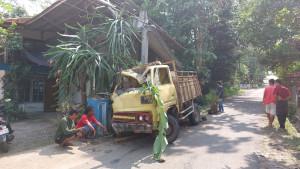 06102025-truk-tabrak-rumah-di-aditirto-kebumen.jpg