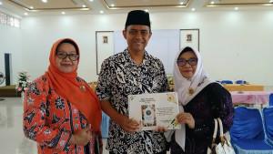 07102025-Ketua-Umum-IPHI-Kota-Tegal-Ikmal-Jaya-menunjukkan-alquran-terjemahan-bahasa-tegal.jpg