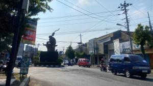 07102025-cuaca-cerah-dan-arus-lalu-lintas-di-kawasan-tugu-knalpot-purbalingga.jpg