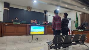 07102025-dua-mahasiswa-penyekap-polisi-demo-buruh-divonis-bersalah.jpg
