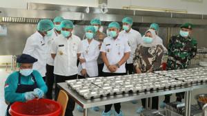 08102025-gubernur-jateng-cek-dapur-mgb-di-sppg-jebres-solo.jpg
