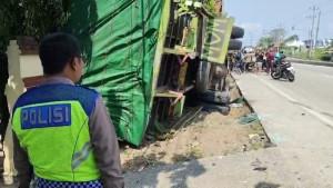 08102025-truk-terguling-setelah-tabrak-elf-di-simpang-tanjung-brebes.jpg