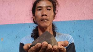 08102025-warga-jatilaba-tegal-temukan-pecahan-meteor.jpg