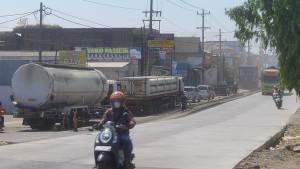 09092025-Jalan-Mranggen-Demak-ambles-dilewati-truk-muatan-berat-setelah-sehari-dicor.jpg