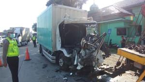 09102025-mobil-boks-tabrak-truk-fuso-di-jalan-pantura-kendal.jpg