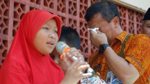 10102025-gubernur-jateng-ahmad-luthfi-mengusap-air-mata-di-wonogiri.jpg