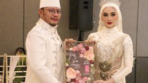 10102025-wali-kota-tegal-dedy-yon-dan-gadis-tunjukkan-mas-kawin.jpg