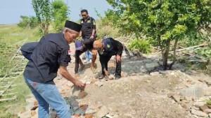 10102025-warga-bongkar-makam-keramat-palsu-di-sawojajar-wanasari-brebes.jpg