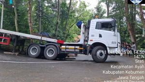 11102025-truk-terperosok-di-jalur-wisata-pantai-menganti-kebumen.jpg