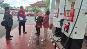 12092025-petugas-gabungan-ambil-sampel-pertamax-di-spbu-losari-banyumas.jpg